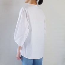 Load image into Gallery viewer, 3/4 Sleeve Round Neck Blouse