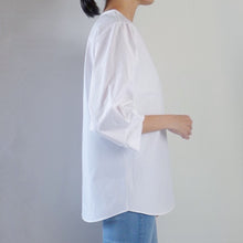 Load image into Gallery viewer, 3/4 Sleeve Round Neck Blouse